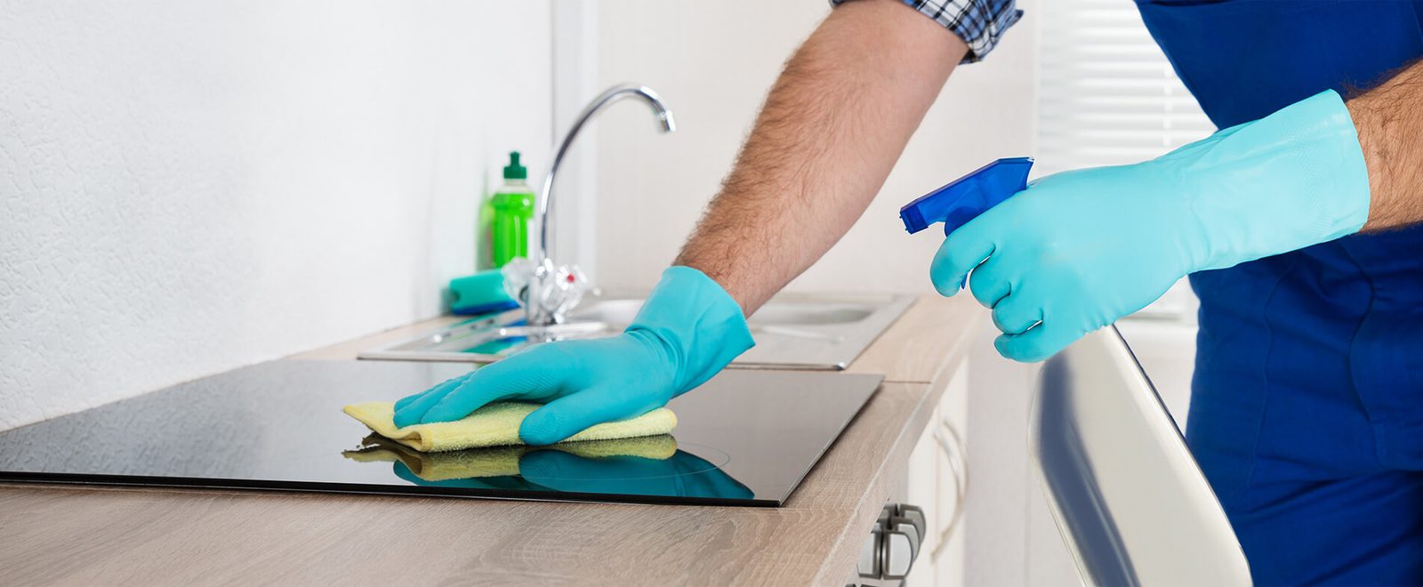Profesional limpiando una superficie con guantes